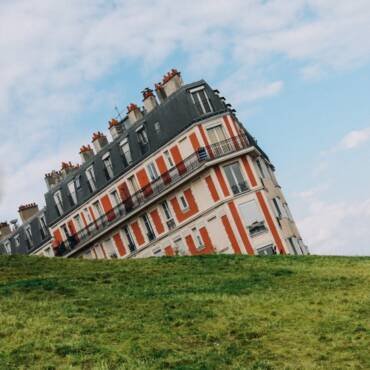 tilt house behind grass on montmartre